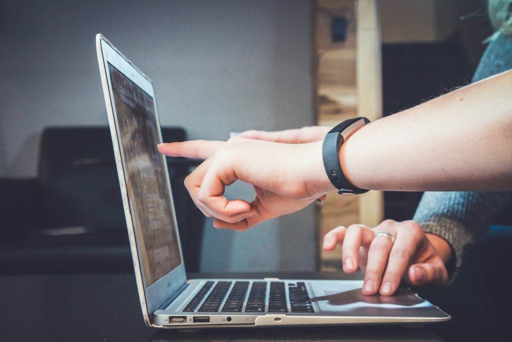 Laptop mit Code und Smartphone als Symbol für Datensicherheit und digitale Schutzmaßnahmen